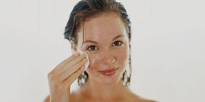 Apply oil to the skin of the face to rejuvenate it. 